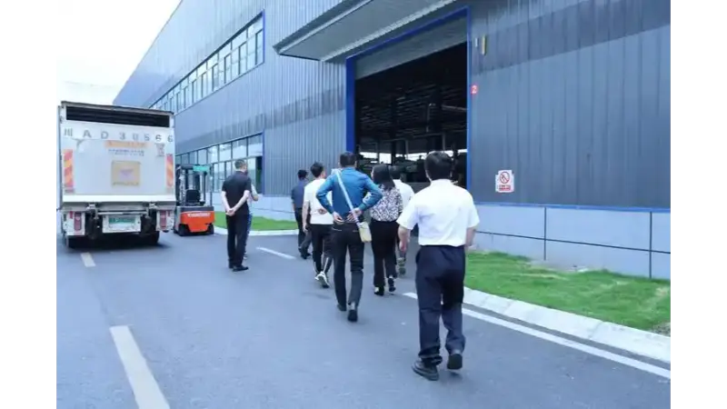 Cliente internacional visita a HYT Packaging para um tour pela fábrica no local
